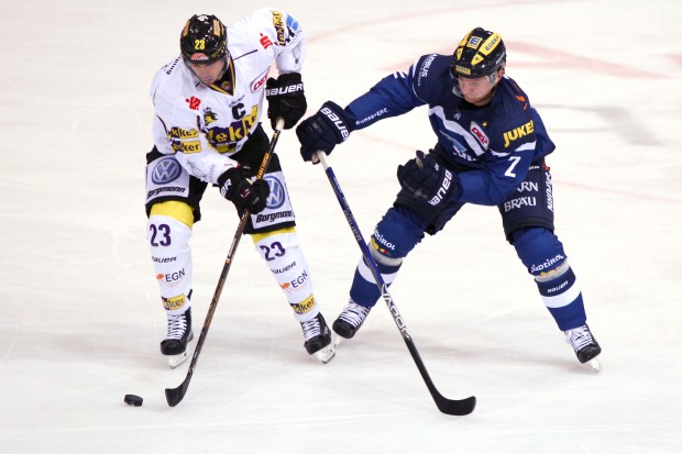 Nach knapp 700 Spielen und rund 550 Punkten in der DEL beendete Vasiljevs (hier gegen Panther P. McNeill) kürzlich seine Karriere. Foto: Meyer Jürgen