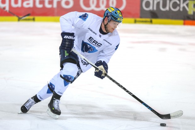 Weiß-blau steht ihm gut: Joachim Ramosers Comeback rückt näher. Foto: Meyer Jürgen / kbumm.de