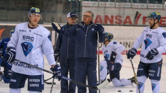 Das DEL-Team und Cheftrainer Doug Shedden zeigt beim Showtraining sein Können...
Foto: Jürgen Meyer, kbumm Das DEL-Team und Cheftrainer Doug Shedden zeigt beim Showtraining sein Können...
Foto: Jürgen Meyer, kbumm