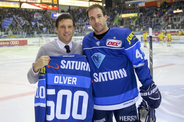 Darin Olver erhielt das Ehrentrikot aus den Händen des ERC-Geschäftsführers Claus Gröbner. Foto: Jürgen Meyer / kbumm.de