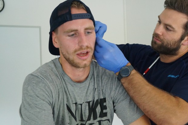 Was ist schon Jet Lag? Kael Mouillierat trat in die Pedale. Physio Dominik Gerzer zapfte ihm für die Laktattests dabei immer wieder Blut ab. Foto: Martin Wimösterer