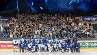 Die Mannschaft des ERC Ingolstadt mit den Fans im Rücken - Bild von der Dauerkartenübergabe 17/18 // Foto: Bösl / kbumm