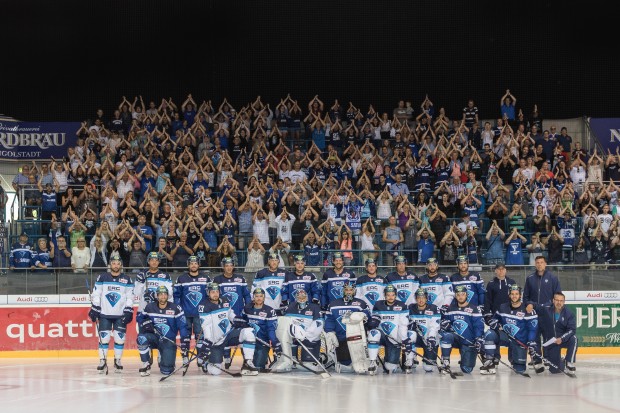 Auch heuer wird es wieder eine Dauerkartenübergabe mit Showtraining und Mannschaftsfoto geben... Foto: Bösl