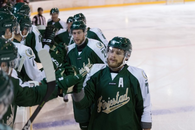 Markus Nilsson jubelt über das 1:0 für Färjestad. Foto: Markus Fischer / mfipics.de