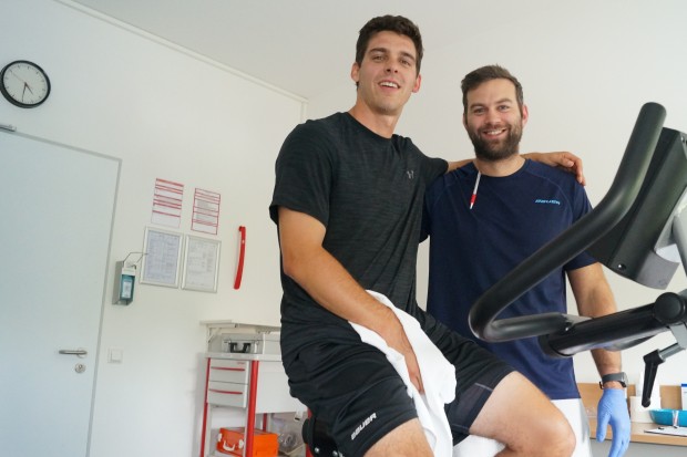 Neuzugang Mike Collins bedankte sich nach dem Radtest bei Physio Dominik Gerzer. Foto: Martin Wimösterer              