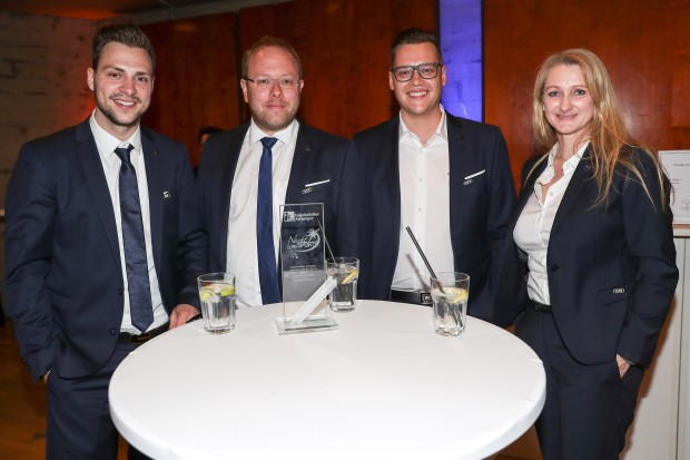 Die ERC-Geschäftsstellenmitarbeiter (v.r.) Sonja Drechsler, Phillipp Rebhan und Claudius Rehbein freuten sich mit Elsner. Foto: Stefan Bösl / www.kbumm.de