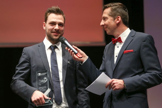 David Elsner bei der Preisübergabe. Foto: Stefan Bösl / www.kbumm.de