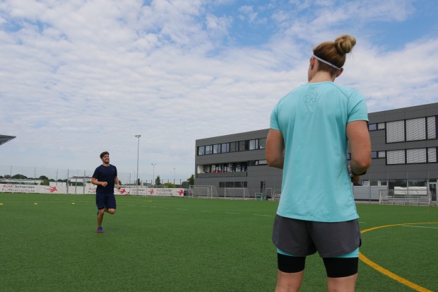 Fitnesstrainerin Maritta Becker notierte sich die Zeiten Benedikt Kohls. Foto: Wimösterer