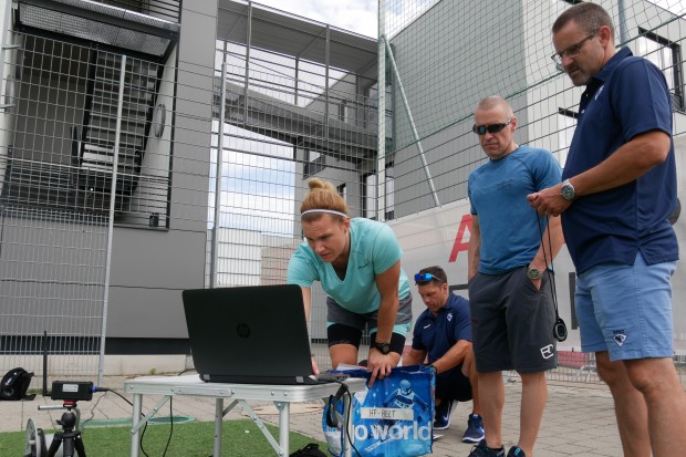 Die Trainer schauen über die Werte, die der Brustgurt der Spieler sendete. Foto: Wimösterer