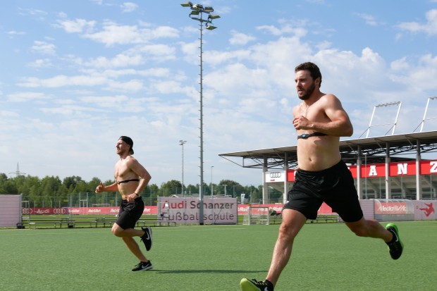 Brett Olson (rechts) zog durch. Foto: Wimösterer