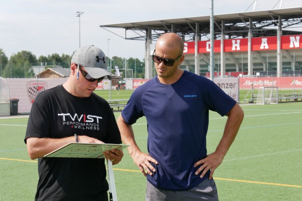 Scott Atkins und John Laliberte besprechen die Übungen. Foto: Wimösterer