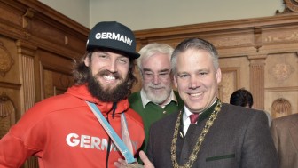 Timo Pielmeier (links) präsentierte OB Dr. Christian Lösel bei der Ehrung die Silbermedaille. Foto: Rössle / Stadt Ingolstadt Timo Pielmeier (links) präsentierte OB Dr. Christian Lösel bei der Ehrung die Silbermedaille. Foto: Rössle / Stadt Ingolstadt