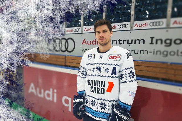 Benedikt Kohl präsentiert das Weihnachtstrikot, mit dem die Panther am 8. Dezember erstmals auflaufen werden... 