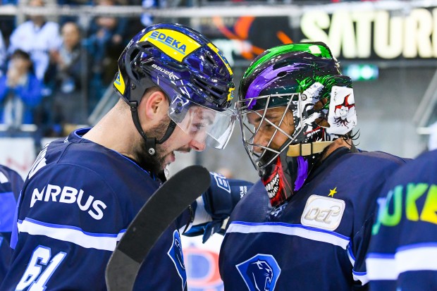 Doppeltorschütze und Shutout-Goalie in einem Bild: David Elsner (links) und Jochen Reimer waren Schlüssel zum Sieg. Foto: Oliver Strisch / st-foto