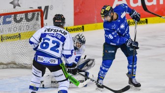 Der ERC um Brett Olson (blaues Trikot) trifft auf die Straubing Tigers. Foto: Oliver Strisch / st-foto Der ERC um Brett Olson (blaues Trikot) trifft auf die Straubing Tigers. Foto: Oliver Strisch / st-foto