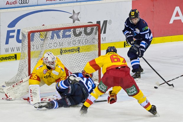 Kelleher zu Olver, der staubt ab. Das 1:0 gegen die Düsseldorfer EG.

Foto: Strisch / st-foto.de