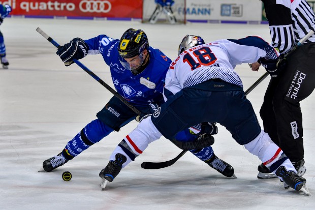 Hart umkämpftes Weihnachtsderby mit glücklicherem Ausgang für den EHC Red Bull München. Foto: Stirsch / st-foto.de