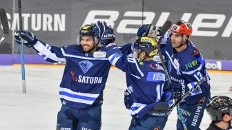 Benedikt Kohl nach seinem Tor gegen die Kölner Haie. Foto: Strisch / st-foto