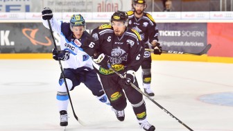 Laurin Braun (l.) und seine Panther haben auch heuer mit den Dornbirn Bulldogs zu tun. Foto: st-foto.de / Johannes Traub