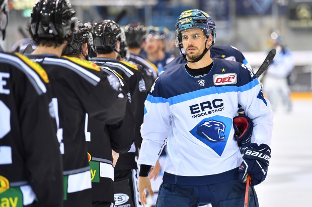 Benedikt Kohl beim Handshake mit den Dornbirn Bulldogs. Foto: st-foto.de / Johannes Traub