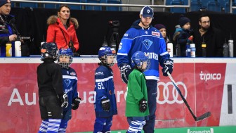 Brett Olson zeigt Kindern gerne ein paar Eishockey-Kniffe, wie auf dem Foto beim ERC-Kids on Ice Day. Foto: ST-Foto.de / Johannes Traub Brett Olson zeigt Kindern gerne ein paar Eishockey-Kniffe, wie auf dem Foto beim ERC-Kids on Ice Day. Foto: ST-Foto.de / Johannes Traub