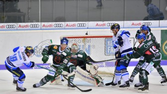Tyler Kelleher (links, weißes Trikot) erspielte sich mehrere gute Chancen. Foto: JT-Presse.de / Johannes Traub Tyler Kelleher (links, weißes Trikot) erspielte sich mehrere gute Chancen. Foto: JT-Presse.de / Johannes Traub
