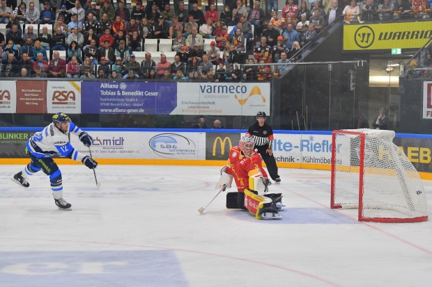 Der Gamewinner: Patrick Cannone bezwingt ESVK-Schlussmann Stefan Vajs. Foto: JT-Presse.de / Johannes Traub