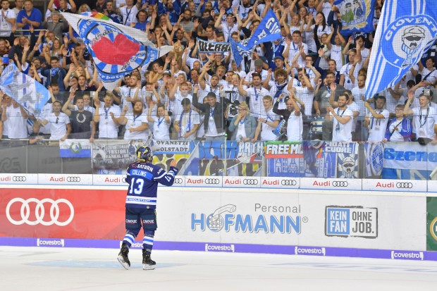 Der Mann des Tages, Mike Collins, lässt sich von den Fans feiern...

Foto: Johannes TRAUB / ST-Foto.de  