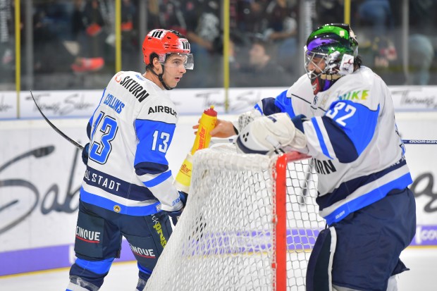 Mike Collins und Jochen Reimer im Hinspiel in Nürnberg.
Foto: Johannes TRAUB / ST-Foto.de  