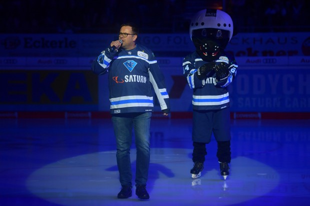 Stadionsprecher Hannes Langer und Maskottchen Xaver haben morgen besondere Gäste in der Begrüßungsrunde.
Foto: Johannes TRAUB / ST-Foto.de  