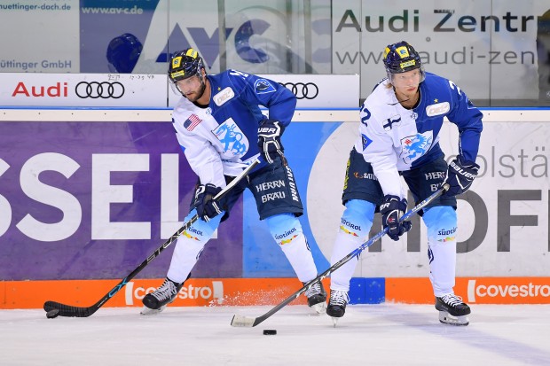 Brett Olson (links) und Vili Sopanen beim WarmUp.
Foto: Johannes TRAUB / ST-Foto.de  