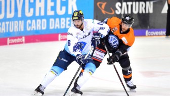 Die Panther um Brett Olson (hier im Duell mit Wolfsburgs Jeremy Dehner) haben morgen ein Heim-Derby. Foto: Johannes TRAUB / ST-Foto.de Die Panther um Brett Olson (hier im Duell mit Wolfsburgs Jeremy Dehner) haben morgen ein Heim-Derby. Foto: Johannes TRAUB / ST-Foto.de