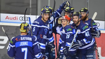 Zusammen Spaß haben in der Kollegenrunde - darum geht's am 19. Februar beim After-Work-Hockey. Foto: Johannes TRAUB / ST-Foto.de Zusammen Spaß haben in der Kollegenrunde - darum geht's am 19. Februar beim After-Work-Hockey. Foto: Johannes TRAUB / ST-Foto.de