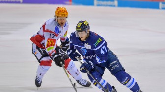 Joachim Ramoser (Ingolstadt, rechts) im Zweikampf mit Bremerhavens Rylan Schwartz.
Foto: Johannes TRAUB / ST-Foto.de Joachim Ramoser (Ingolstadt, rechts) im Zweikampf mit Bremerhavens Rylan Schwartz.
Foto: Johannes TRAUB / ST-Foto.de