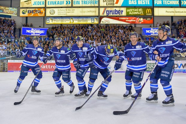 Gemeinsam beim Spiel, gemeinsam alles geben, gemeinsam feiern.
Foto: Johannes TRAUB / ST-Foto.de  