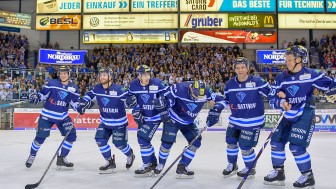 Gemeinsam beim Spiel, gemeinsam alles geben, gemeinsam feiern.
Foto: Johannes TRAUB / ST-Foto.de Gemeinsam beim Spiel, gemeinsam alles geben, gemeinsam feiern.
Foto: Johannes TRAUB / ST-Foto.de