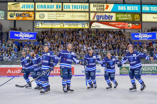 Die Panther tanzten nach dem schwungvollen Sieg den Zirtaki für die Fans.
Foto: Johannes TRAUB / ST-Foto.de  
