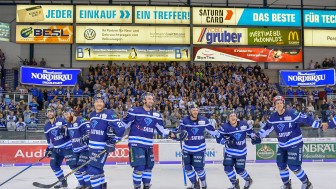 Die Panther tanzten nach dem schwungvollen Sieg den Zirtaki für die Fans.
Foto: Johannes TRAUB / ST-Foto.de Die Panther tanzten nach dem schwungvollen Sieg den Zirtaki für die Fans.
Foto: Johannes TRAUB / ST-Foto.de
