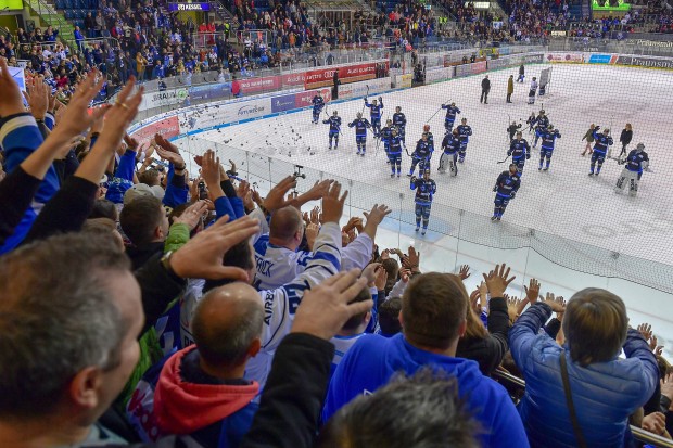 Sieg! Die Fans feiern mit der Mannschaft nach dem 4:1-Erfolg gegen Nürnberg.
Foto: Johannes TRAUB / ST-Foto.de  