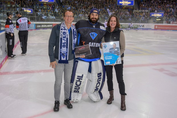 Goalie Jochen Reimer received the honor ceremony with Antonia von Bassewitz and Franz Seitner (members of DB Regio Bayern).
Foto: Johannes TRAUB / ST-Foto.de  