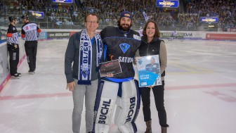 Goalie Jochen Reimer received the honor ceremony with Antonia von Bassewitz and Franz Seitner (members of DB Regio Bayern).
Foto: Johannes TRAUB / ST-Foto.de Goalie Jochen Reimer received the honor ceremony with Antonia von Bassewitz and Franz Seitner (members of DB Regio Bayern).
Foto: Johannes TRAUB / ST-Foto.de
