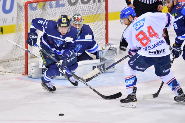 Fabio Wagner (links) und seine Panther treffen am Freitag auf Andrew Desjardins' Adler Mannheim. Foto: Johannes TRAUB / ST-Foto.de  