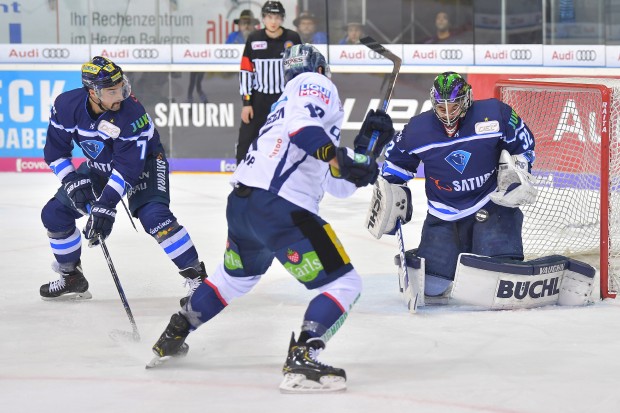 ERC-Goalie Jochen Reimer zeigte einige gute Paraden, musste sich dann mit seinen Farben aber doch geschlagen geben.
Foto: Johannes TRAUB / ST-Foto.de  