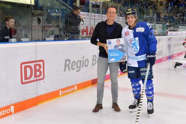 Tyler Kelleher erhält von einem Vertreter der DB Regio Bayern die Urkunde zum Panther des Monats.
Foto: Johannes TRAUB / JT-Presse.de