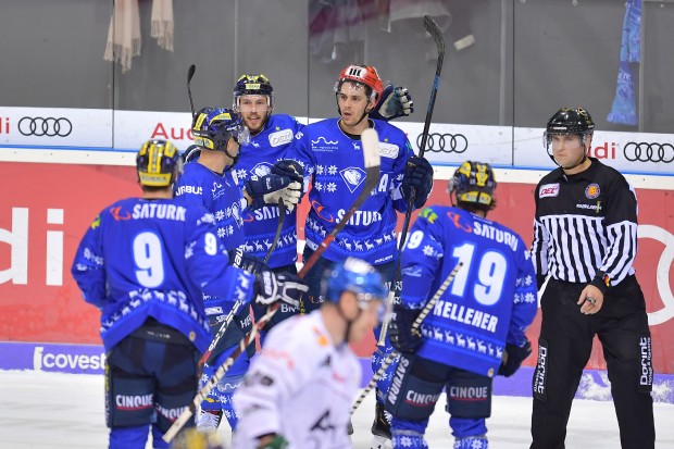 Da war der Sieg perfekt: Mike Collins (Mitte) traf zum Zusatzpunkt.
Foto: Johannes TRAUB / JT-Presse.de