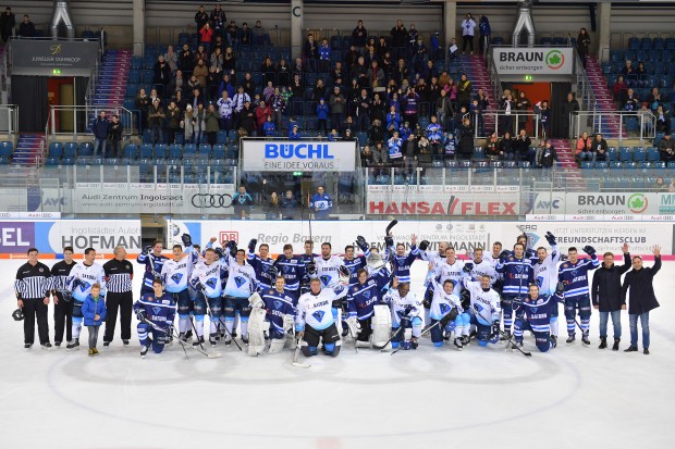 Das Gruppenfoto nach dem Spiel der ERC Ingolstadt U20 gegen die Allstars Panther & Friends.
Foto: Johannes TRAUB / ST-Foto.de  