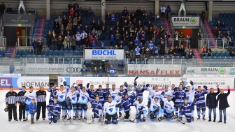 Das Gruppenfoto nach dem Spiel der ERC Ingolstadt U20 gegen die Allstars Panther & Friends.
Foto: Johannes TRAUB / ST-Foto.de  
