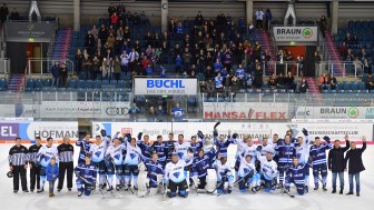Das Gruppenfoto nach dem Spiel der ERC Ingolstadt U20 gegen die Allstars Panther & Friends.
Foto: Johannes TRAUB / ST-Foto.de Das Gruppenfoto nach dem Spiel der ERC Ingolstadt U20 gegen die Allstars Panther & Friends.
Foto: Johannes TRAUB / ST-Foto.de