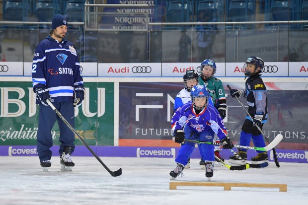 Die ERC-Stars, hier Jochen Reimer, leiten die Kinder an.
Foto: Johannes TRAUB / ST-Foto.de  