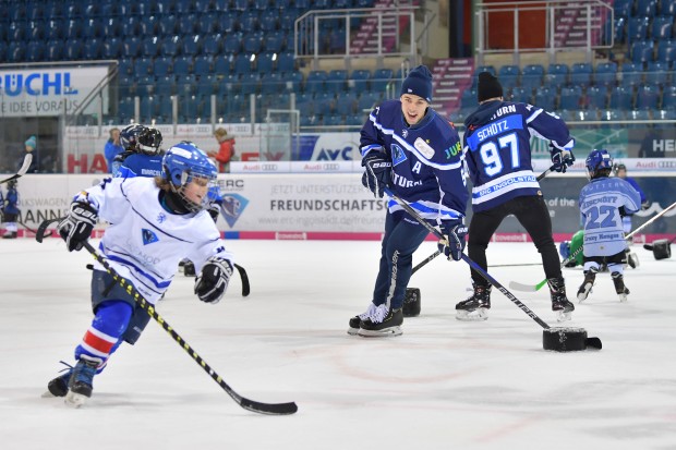 Gemeinsam mit den ERC-Profis trainieren - das geht beim Kids on Ice Day!
Foto: Johannes TRAUB / ST-Foto.de  